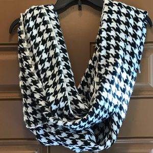 Houndstooth scarf